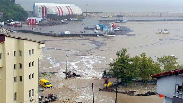 SUYUN İÇİNDELER KİMSE YARDIM EDEMİYOR! HELİKOPTER BEKLENİYOR!! 45 YOLCU OTOBÜSTE MAHSUR KALDI!