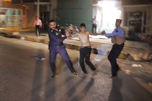 ÇOCUK CANLI BOMBA!! ÜZERİNDE BOMBALI YELEKLE BÖYLE YAKALANDI! İŞTE O ANLAR!