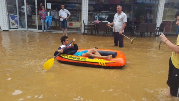 Sel sularında botla seyahat !