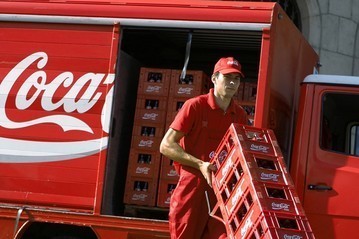 COCA COLA İLE İLGİLİ KORKUNÇ İDDİA... KENDİ İÇTİKLERİNDE BU MADDE YOK... TÜRKİYE'DE Kİ ÇOK FARKLI!