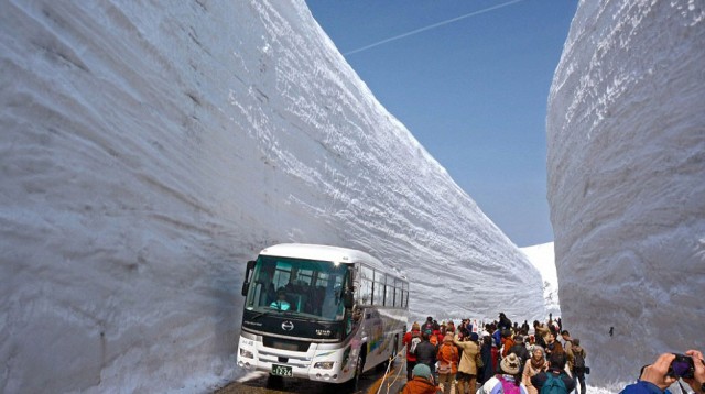 15 METRE KAR YAĞDI! OKULLAR TATİL BİLE OLABİLİR..