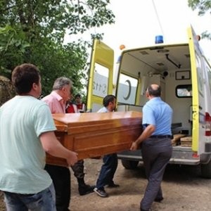 İnanılmaz Olay ! Ölen Annesini Bahçesine Gömdü Daha Sonra Rahatsız Oluyorum Diyerek Kaldırdı.. Peki Neden ?