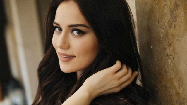 Fahriye Evcen'in yüzüne ne oldu ? Görünce çok şaşıracaksınız...