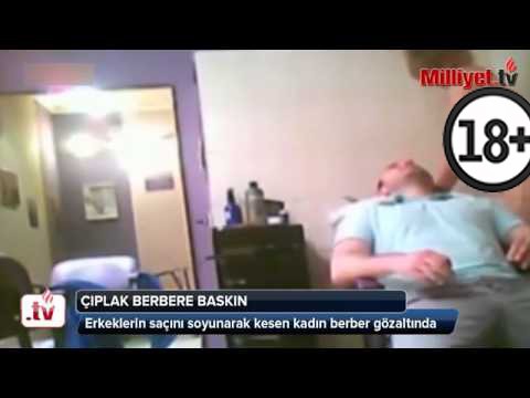 BU KADIN ERKEK MÜŞTERİLERİNE SOYUNARAK SAÇ KESİMİ YAPIYOR! İŞTE O GÖRÜNTÜLER +18