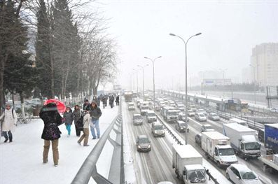 DONACAĞIZ ! İSTANBUL'DA OKULLAR TATİL Mİ ? YOĞUN KAR YAĞIŞI...