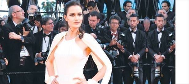 Fahriye ve Cansu Cannes’ta alay konusu oldu!