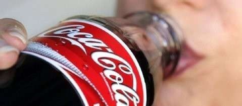 COCA COLA İLE İLGİLİ KORKUNÇ İDDİA... KENDİ İÇTİKLERİNDE BU MADDE YOK... TÜRKİYE'DE Kİ ÇOK FARKLI!