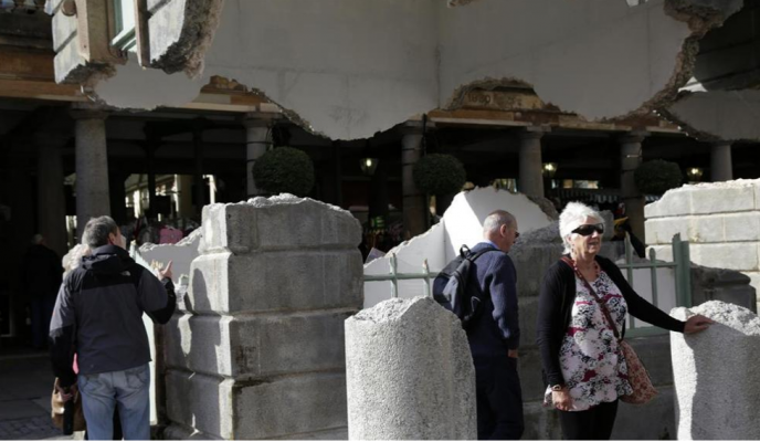 Belki İnanmayacaksınız Ama Bu Bina Havada Duruyor... Turistler Akın Akın Geliyor...