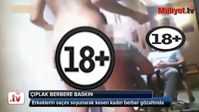 BU KADIN ERKEK MÜŞTERİLERİNE SOYUNARAK SAÇ KESİMİ YAPIYOR! İŞTE O GÖRÜNTÜLER +18