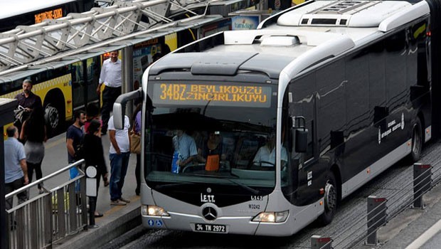 Metrobüs duraklarında şüpheli araç yoğunluğu