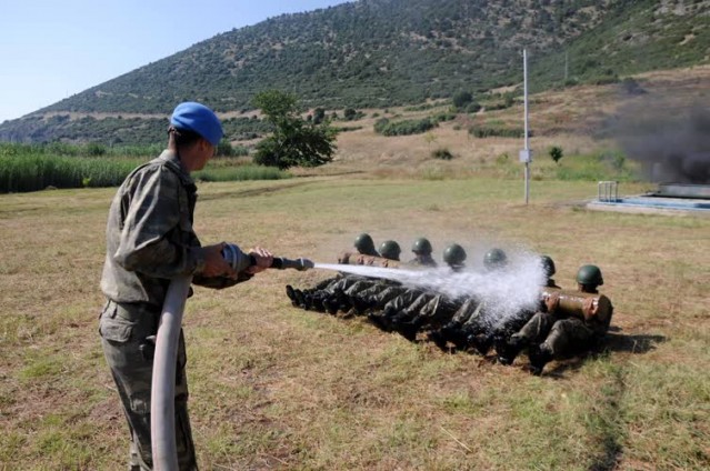 ASKERLER ELLERİ VE GÖZLERİ BAĞLI DENİZE ATILIYOR!GÖREN HERKES HAYRETLER İÇERİNDE İZLİYOR!