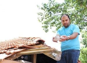 ÖNCE SİREN SESİNE BENZER BİR SES DUYDU SONRA GÖKTEN ÇATISINA DÜŞTÜ!