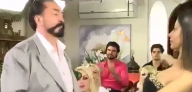 ADNAN OKTAR'I KENDİNDEN GEÇİREN SIRP KEDİCİK!