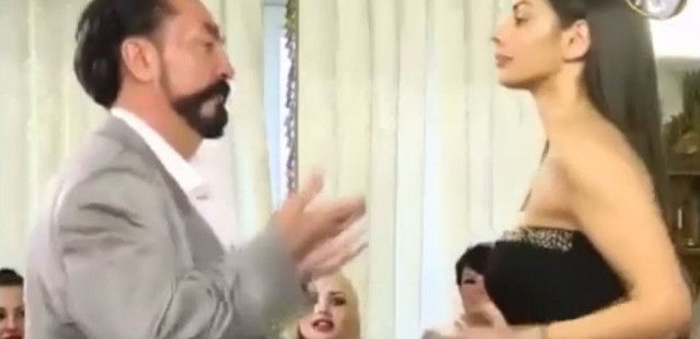 ADNAN OKTAR'I KENDİNDEN GEÇİREN SIRP KEDİCİK!