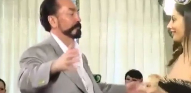 ADNAN OKTAR'I KENDİNDEN GEÇİREN SIRP KEDİCİK!