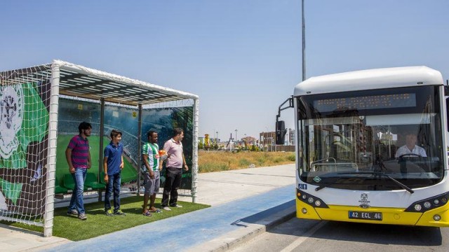 O ilimizde duraklar tribüne döndü