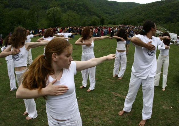 EN TEHLİKELİ SEKS TARİKATININ KURBANLARI BAŞLARINA NELER GELDİĞİNİ ANLATTI!