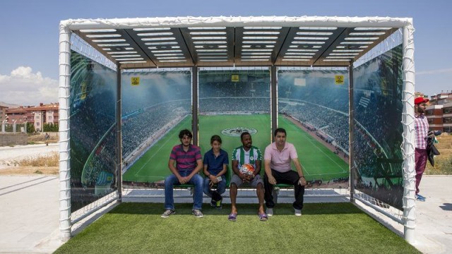 O ilimizde duraklar tribüne döndü