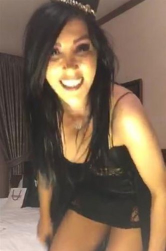 Hande Yener'den bornozlu canlı yayın