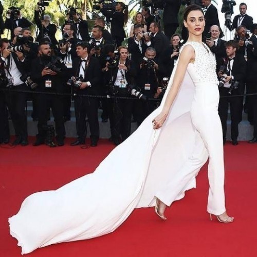 Fahriye ve Cansu Cannes’ta alay konusu oldu!