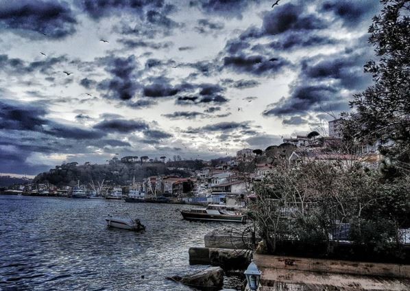 BİR KIZININ NAMAZ KILMASINI PAYLAŞIYOR BİR DE BÖYLE FOTOĞRAFLAR... DEMET AKALIN EVİNİN MERDİVENLERİNDE ÇEKTİRDİĞİ FOTOĞRAFLA HAYRANLARINI ŞOKA SOKTU !