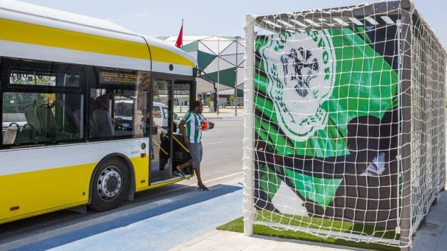 O ilimizde duraklar tribüne döndü