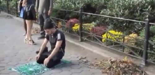 Parkta Namaz Kılan Adama Öyle Birşey Yaptı Ki! Sosyal Medya Sallandı...!