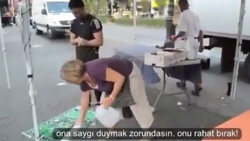 Parkta Namaz Kılan Adama Öyle Birşey Yaptı Ki! Sosyal Medya Sallandı...!