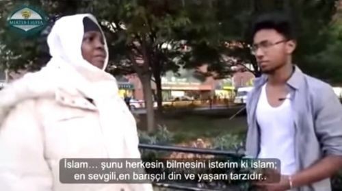 Parkta Namaz Kılan Adama Öyle Birşey Yaptı Ki! Sosyal Medya Sallandı...!