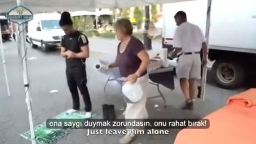 Parkta Namaz Kılan Adama Öyle Birşey Yaptı Ki! Sosyal Medya Sallandı...!