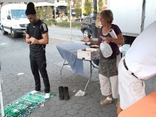 Parkta Namaz Kılan Adama Öyle Birşey Yaptı Ki! Sosyal Medya Sallandı...!