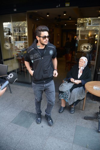 AYLARCA GÜNDEMDEN DÜŞMEMİŞTİ... RÜZGAR ERKOÇLAR YENİ İMAJI VE İLK KIZ ARKADAŞI İLE YAKALANDI... RÜZGAR'IN KIZ ARKADAŞI...