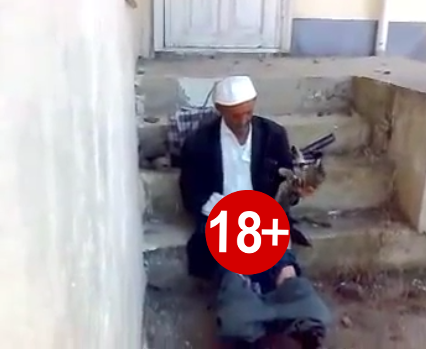 ALLAH BELANI VERSİN! ALÇAĞIN KEDİYE YAPTIKLARINA BAKIN! BİZ İNSANLIĞIMIZDAN UTANDIK!