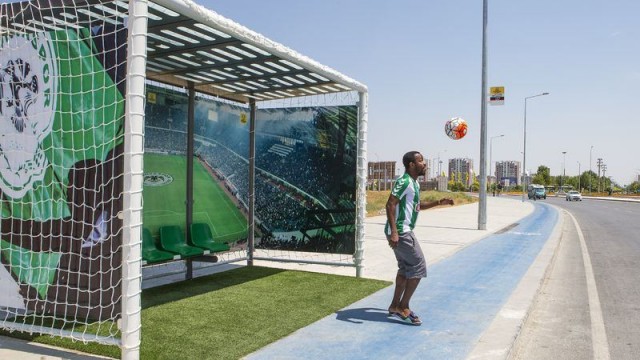 O ilimizde duraklar tribüne döndü