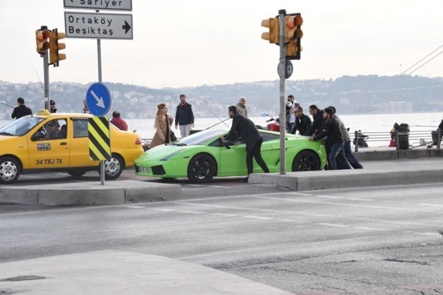 Yolda kaldı, halkın göz bebeği oldu!