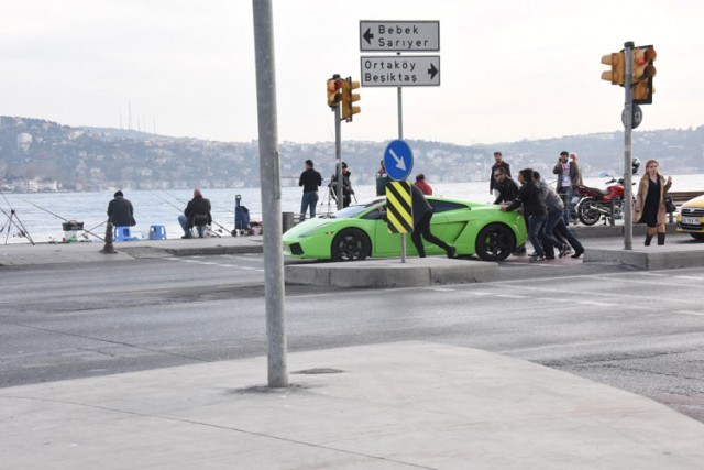 Yolda kaldı, halkın göz bebeği oldu!