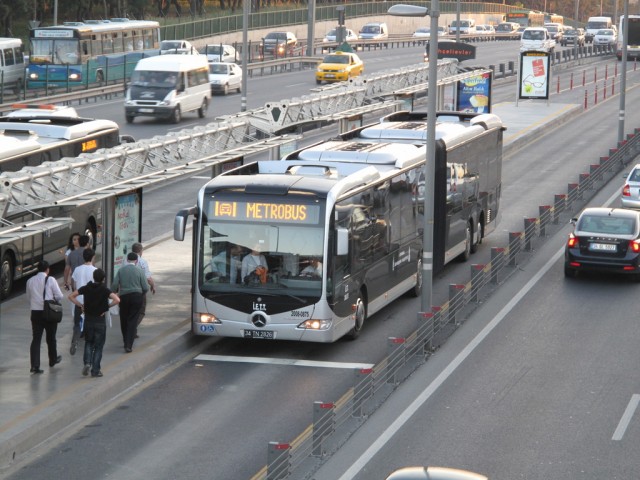 Metrobüs duraklarında şüpheli araç yoğunluğu