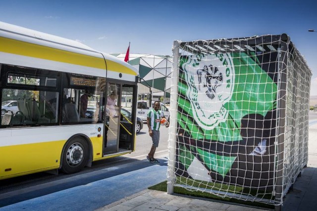 O ilimizde duraklar tribüne döndü