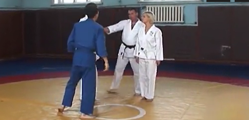 GENÇ KIZ JUDO DERSİ VERİRKEN BİRDEN ÜSTÜ ACILDI NE YAPACAĞINI BİLEMEDİ İŞTE O ANLAR BÖYLE GÖRÜNTÜLENDİ!!