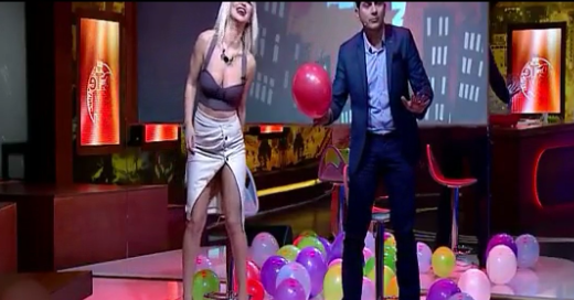 (+18) REYTİNG ALMAK İÇİN NE AHLAKSIZLIK YAPACAKLARINI ŞAŞIRDILAR... ÜNLÜ SHOW PROGRAMINDA BALON OYUNU DİYE...