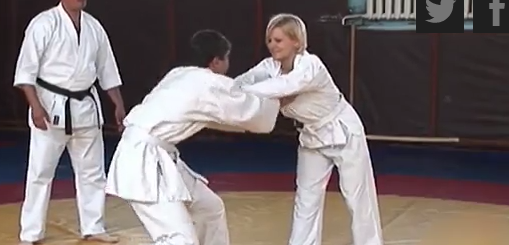 GENÇ KIZ JUDO DERSİ VERİRKEN BİRDEN ÜSTÜ ACILDI NE YAPACAĞINI BİLEMEDİ İŞTE O ANLAR BÖYLE GÖRÜNTÜLENDİ!!