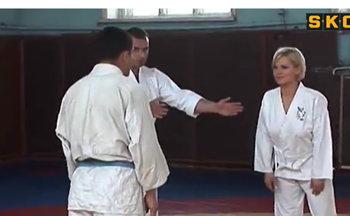 GENÇ KIZ JUDO DERSİ VERİRKEN BİRDEN ÜSTÜ ACILDI NE YAPACAĞINI BİLEMEDİ İŞTE O ANLAR BÖYLE GÖRÜNTÜLENDİ!!