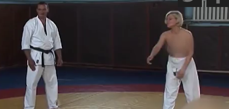 GENÇ KIZ JUDO DERSİ VERİRKEN BİRDEN ÜSTÜ ACILDI NE YAPACAĞINI BİLEMEDİ İŞTE O ANLAR BÖYLE GÖRÜNTÜLENDİ!!