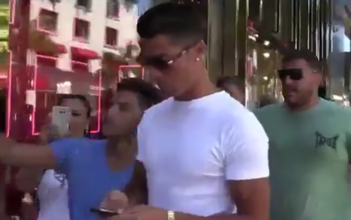 RONALDO'DAN BEKLENMEDİK HAREKET..