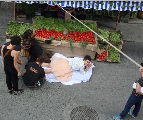 Ünlü yıldız damdan atladı,görenler gülme krizine girdi!