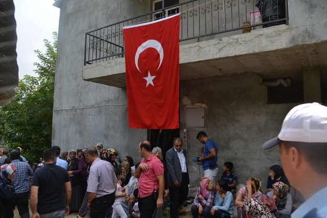 MEMUR ÇİFT BEBEKLERİNİ... ŞOK OLACAKSINIZ !