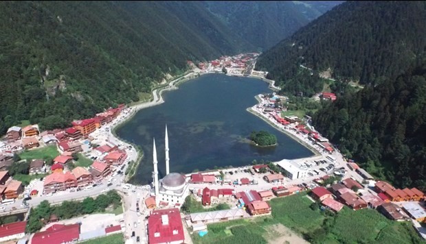 Trabzon gölüne turist akını oldu! Şehir sakinleri şokta!