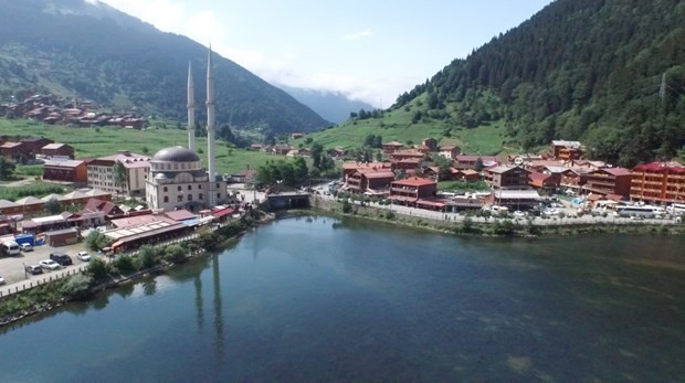 Trabzon gölüne turist akını oldu! Şehir sakinleri şokta!