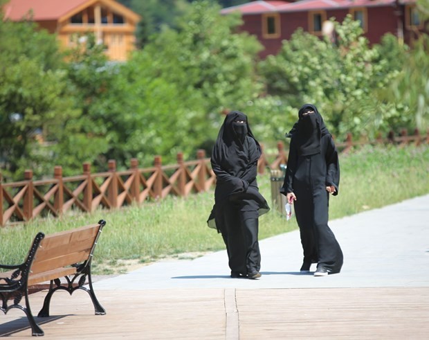 Trabzon gölüne turist akını oldu! Şehir sakinleri şokta!