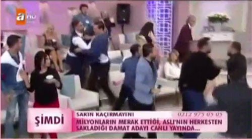 canlı yayında kavga çıktı! SKANDAL! GELİN ADAYI DAMANDIN ÜZERİNE YÜRÜYÜP TEKME TOKAT SALDIRDI VE...